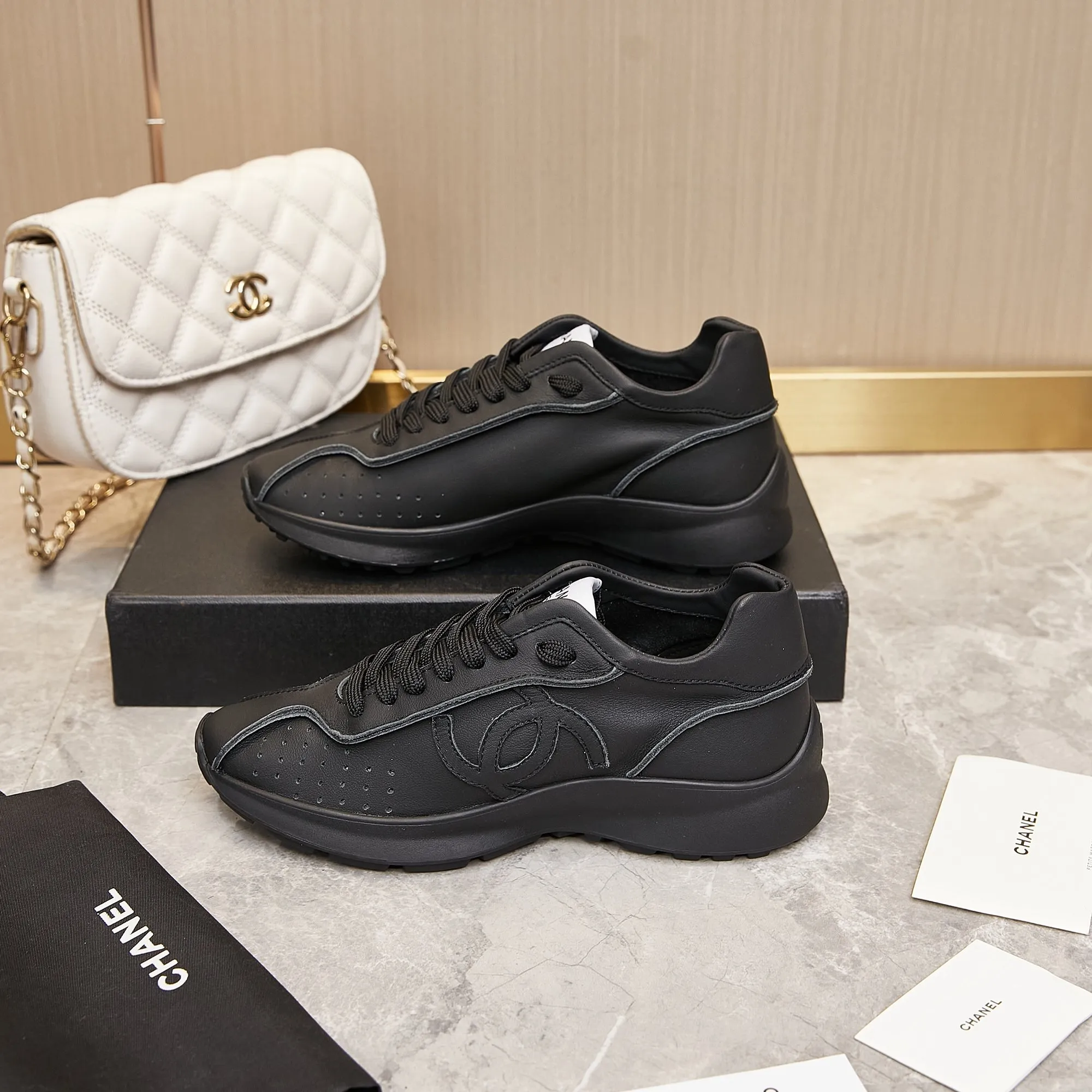 👟👟Ex-factory price 560👟👟 Chanel Grandma 2024 counter top casual sports shoes This classic design; the upper is electro-embroidered with a variety of techniques; the outsole is fashionable and sporty; it is unusual to incorporate a variety of color matching elements... The diversified mix and match is very good-looking and versatile, casual, fashionable, sports and outdoor can be taken into account... ꫛꫀꪝ Go➫ Material: ❶Upper is made of: Original imported high silk cow suede + small fragrance fabric ❷Inner lining: original imported breathable sheepskin lining ❸Outsole based on: original TPU combination outsole Special counter boutique packaging complete set for women 35–41